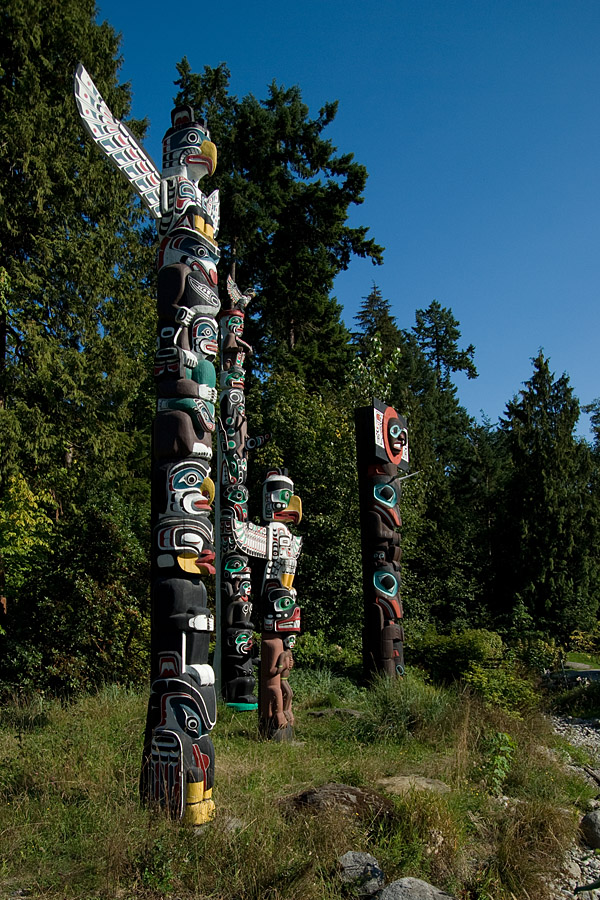 Bis zu 15m hohe Original-Totem-Pfhle im Stanley Park