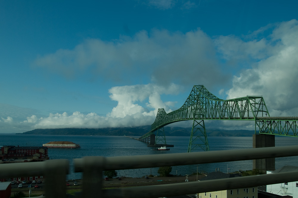 Eine Brücke, welche den Columbia River bei Astoria überquert