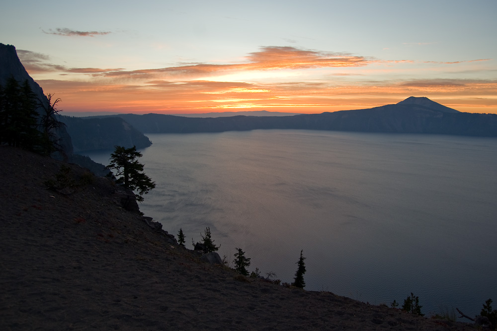 First Light am Crater Lake