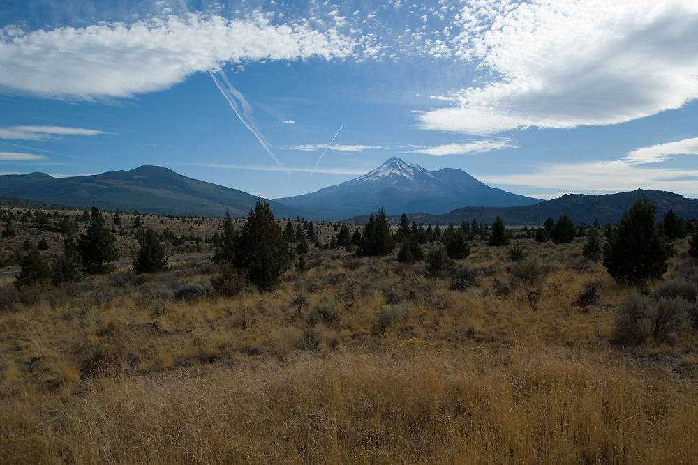 Zwischen vier kleineren Vulkanen erhebt sich Mnt Shasta