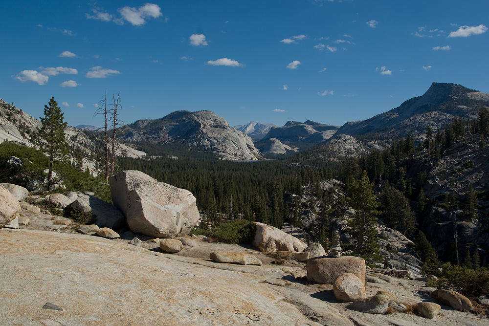 Die High Sierra in Richtung Tenaya Lake, von Olmstead Point aus