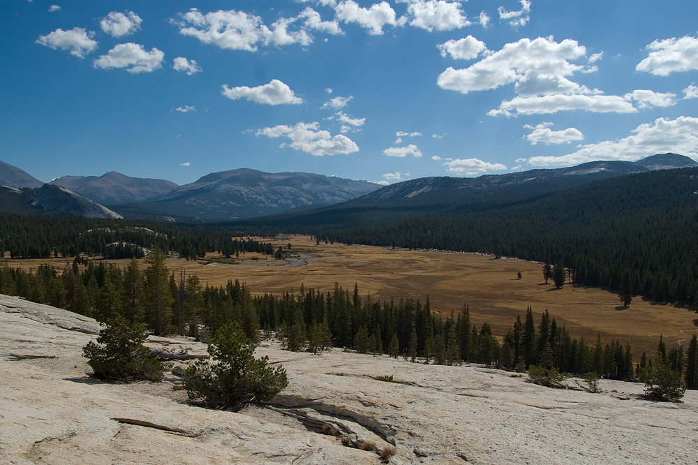 Die Tuolomne Meadows vom Pothole Dome aus