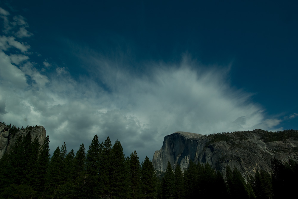 Half Dome mit Gewitterwolke